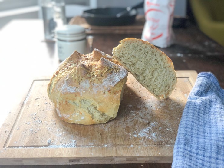 Pain de campagne cut in half